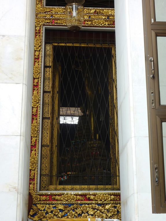 Une ceremonie aujourd'hui dans le temple juste en face de ma guest house, que je trainais des pieds a aller visiter ... Pfffff , l'histoire de ma vie ! :)