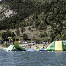 Aquaventure Park revient sur le lac de castillon : une expérience rafraîchissante à Saint-André-les-Alpes