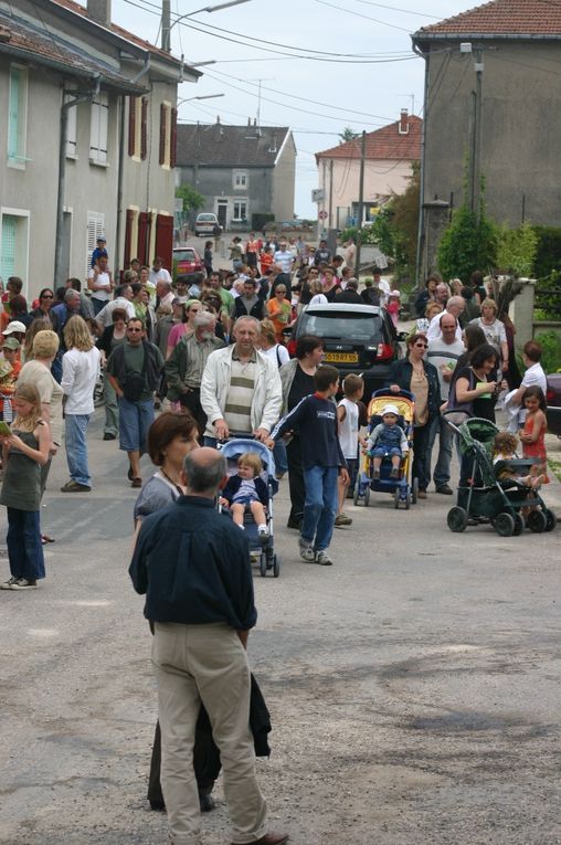 Rétro sur la 3ème édition, pêle-mêle... dans la rue, les salles , les granges et remises... musiques en tous gentres, théâtre, arts du cirque... expos, conférences, démonstrations des savoir-faire...