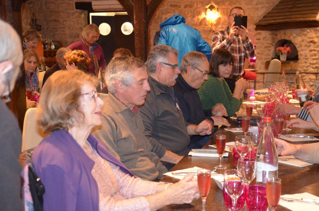 Mieux que le piquenique sous la pluie ... le restaurant retenu au" Prieuré"à Maule. Merci à tous pour votre participation et votre bonne humeur !!!