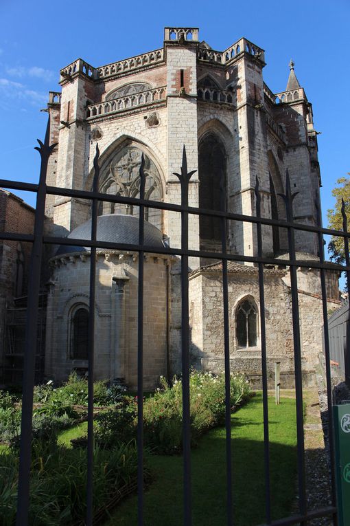 Dimanche matin 24, direction la cathédrale St Etienne pour une visite qui n'aura pas lieu, celle-ci restatnt fermé, sans raison apparente, toute la matinée