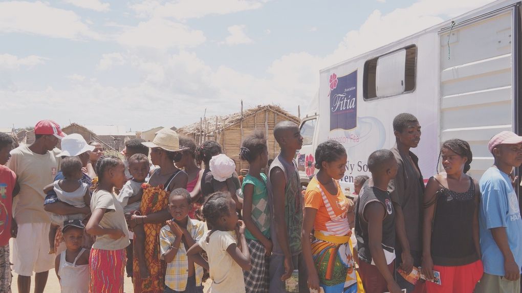 Les membres de l'Association Fitia à Ankiembe, Toliara, pour venir en aide aux sinistrés du cyclone Haruna. Photos: Harilala Randrianarison