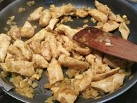 4 - Pendant que le poulet dore, couper en 4 les abricots secs. Quand le poulet a pris une belle coloration, rajouter le bouillon de volaille, puis incorporer les pois chiches et les abricots secs à la préparation. Poursuivre la cuisson à feu doux pendant 5 mn, rectifier si nécessaire l'assaisonnement et parsemer de coriandre ciselée.