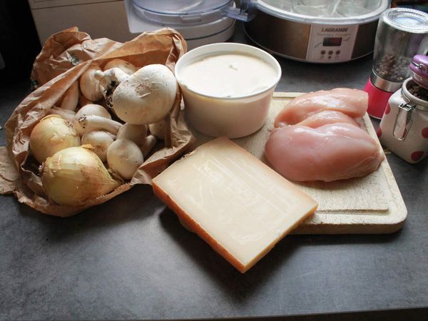 TOURTE POULET, CHAMPIGNONS ET COMTE 