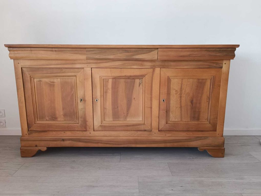 Remise en beauté d'un buffet aspect bois effet mate. Atelier d'Avalone. Reyrieux 01600.