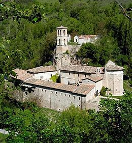 Nata originariamente come eremo, l’abbazia di S.Eutizio successivamente decise di seguire la regola benedettina.