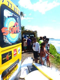 Les enfants prêts pour aller surfer après les conseils de sécurité et de techniques de glisse...