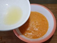 2 - Presser le jus d'1/2 citron. Réserver. Casser les oeufs en séparant le blanc des jaunes, réserver les blancs (garder les jaunes pour utiliser dans une autre recette). Passer les morceaux de melon au mixeur avec le sucre. Faire chauffer quelques secondes le jus de citron au micro-ondes, rajouter la gélatine essorée, laisser se dissoudre en mélangeant et incorporer le tout à la préparation au melon.