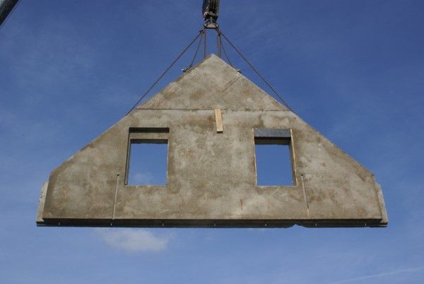 La structure de la maison , les murs en composite bois-ciment