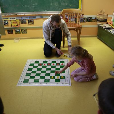 Les élèves de la GS et du CP apprennent à jouer aux échecs