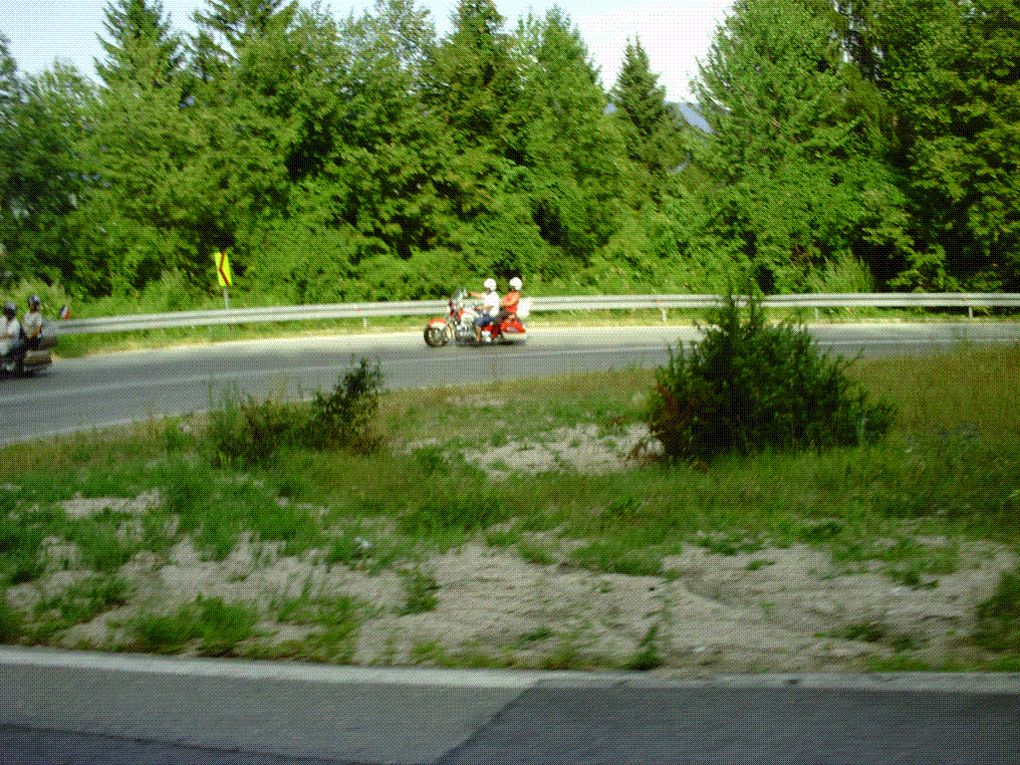 DIAPORAMA 4 PHOTOS - NOUS PRENDRONS UN CHEMIN DIFFÉRENT POUR ÉVITER LA ROUTE SINEUSE - CELLE-CI L'EST TOUT AUTANT MAIS PLUS LARGE