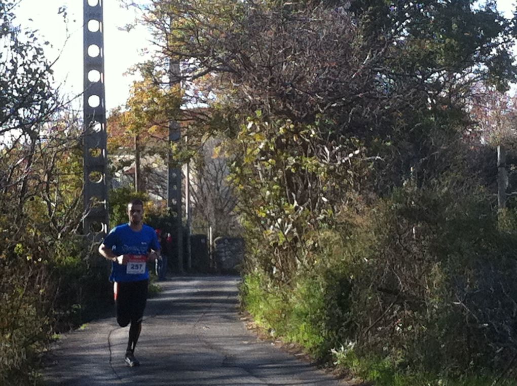 Une Randonnée Pédestre de 7.7km, des courses enfants dans le parc du Gd Séminaire et un Mini Trail de 9.2km qui domine Marseille et la réserve du Vallon Dol... 
Le tout dans le cadre du TELETHON 2011.