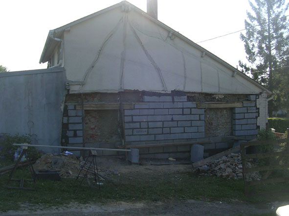 Reconstruction du pignon de la maison.