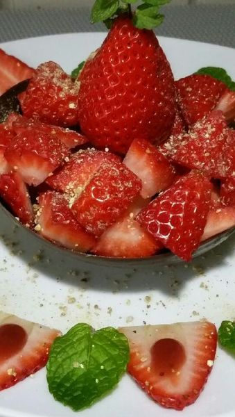 FRAISES EN COUPELLES DE CHOCOLAT COULIS DE FRUITS ROUGES ET ZESTES DE COMBAWA
