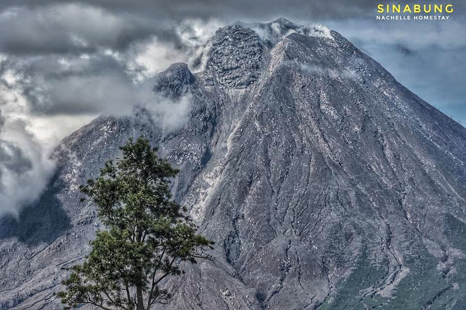  Sinabung - morphologie du sommet avec son dôme en porte-à-faux - photo Nachelle homestay 04.12.2020 / 10h08am