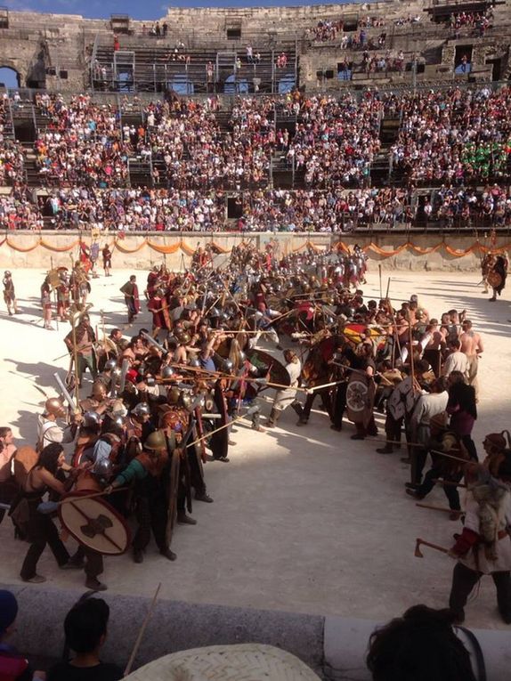 Les Arènes. Le spectacle s'achèvera avec une grande bataille finale qui opposera deux factions de l'armée romaine, avec plus de 300 légionnaires sur le piste, des cavaliers et des machines de guerre.