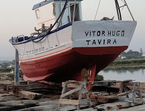 Cerro Sao Miguel 411 m surplombant Olhao, , le pont romain de Tavira, bateau de pêche au chantier naval, chevrier