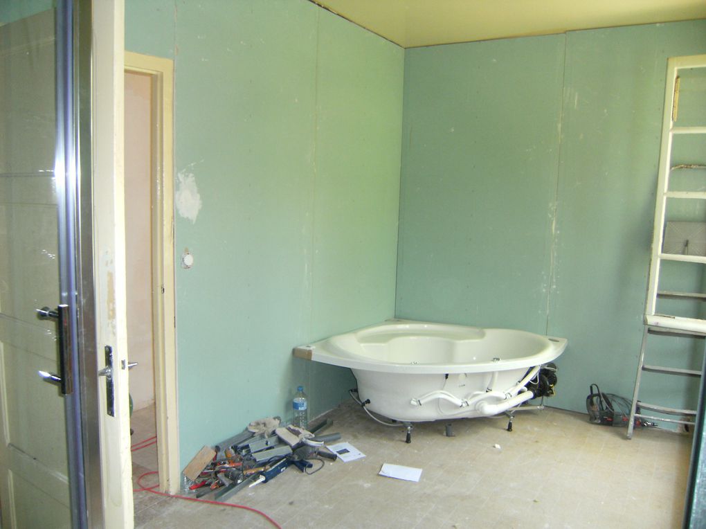 petit bilan avant l'arrivée de renforts pour quelques jours... cloisons de salle de jeu, sdb : cabine de douche montée, baignoire en place (et vue de la dite baignoire), 1 couche de peinture dans notre future chambre!!!