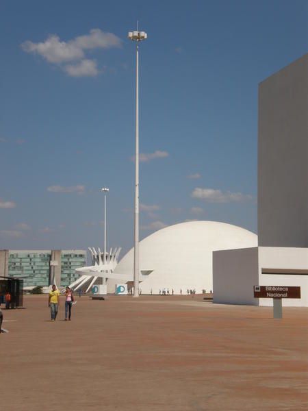 Capitale futuriste surgie au milieu de nulle part, joyau d'architecture moderne, Brasilia et ses larges allées automobiles, ses immeubles administratifs et ses monuments grandiloquents...