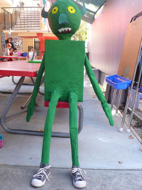 Nous avons étudié un album intitulé : " Va t-en grand monstre vert". Nous avons alors décidé de fabriquer la tête du monstre vert en papier mâché mais comme je l'avais prévu, les enfants n'ont pas voulu s'arrêter là... AFFAIRE A SUIVRE!
