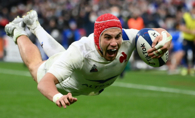 Le rugbyman Gabin Villière réalisant un essai