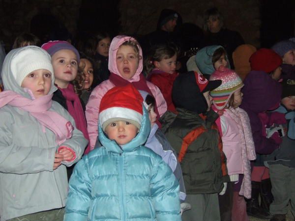 Vendredi 14 Décembre 2008
Le Père Noël nous a fait la surprise de venir accompagné de la Mère Noël et en caleche.