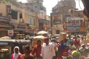 Chennai (2): Rue en bazaar. Quartier des bijoutiers sous la poussiere et la