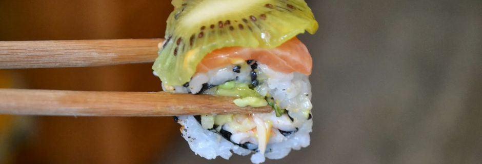 Sushi California Rolls Kiwi, Avocat, Saumon fumé et des Paillettes de Surimi