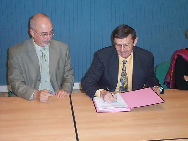 <p>Signature en 2003 de la convention de partenariat entre l'UPPA et la CM47</p>