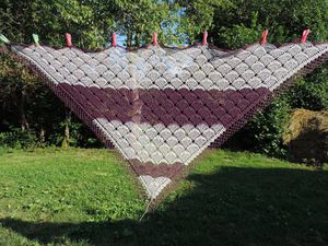 châle réalisé au crochet avec un fil très fin alpaga et soie 