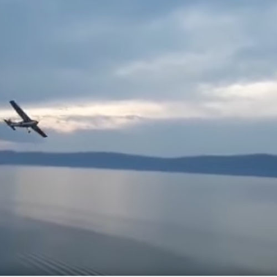 Un avion de tourisme est tombé dans les eaux du lac Baïkal, dans le sud de la Sibérie, filmé par des touristes sidérés