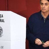 Brésil: Jair Bolsonaro remet en cause le système électoral