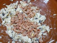 3 - Bien mélanger le tout. Rajouter la mayonnaise et remuer. Assaisonner avec sel et poivre. Pour finir rajouter les crevettes grises décortiquées et mélanger. Farcir les coques de tomates avec cette préparation, recouvrir du chapeau et réserver au frais. Mettre le fromage type St Morêt dans un bol. Laver et ciseler la ciboulette fraîche, l'incorporer au fromage et mettre dans une poche à douille au frais. A l'aide d'un cure-dent, piquer les tomates cerises et les placer au sommet des tomates rondes farcies. Bien vous assurer de la stabilité de l'ensemble (couper un peu la base si nécessaire).  Décorer vos tomates avec la préparation au fromage (réservée au frais dans la poche à douille) à la façon d'une religieuse.  Saupoudrer chaque tomate d'un peu de piment d'Espelette. Disposer les tomates sur un plat de service, décorer avec le reste de tomates cerises, d'oeufs de caille saupoudrés de piment d'Espelette, de radis ronds et avec les gambas. Placer au frais jusqu'au moment de servir en entrée de repas.