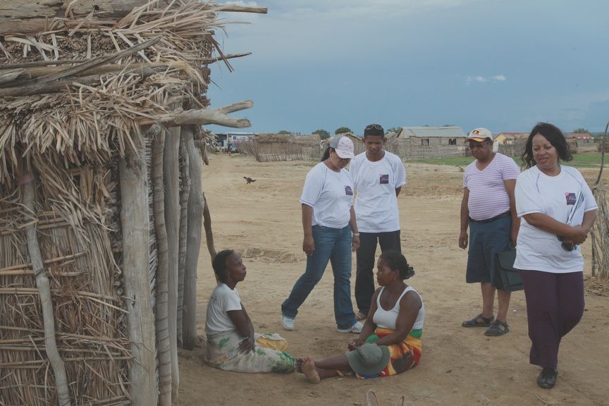 Les membres de l'Association Fitia à Ankiembe, Toliara, pour venir en aide aux sinistrés du cyclone Haruna. Photos: Harilala Randrianarison