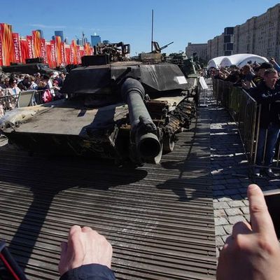 Guerre en Ukraine : des chars français, allemands et étatsuniens… À Moscou, Poutine expose les tanks capturés depuis le début de l’invasion [Photos]