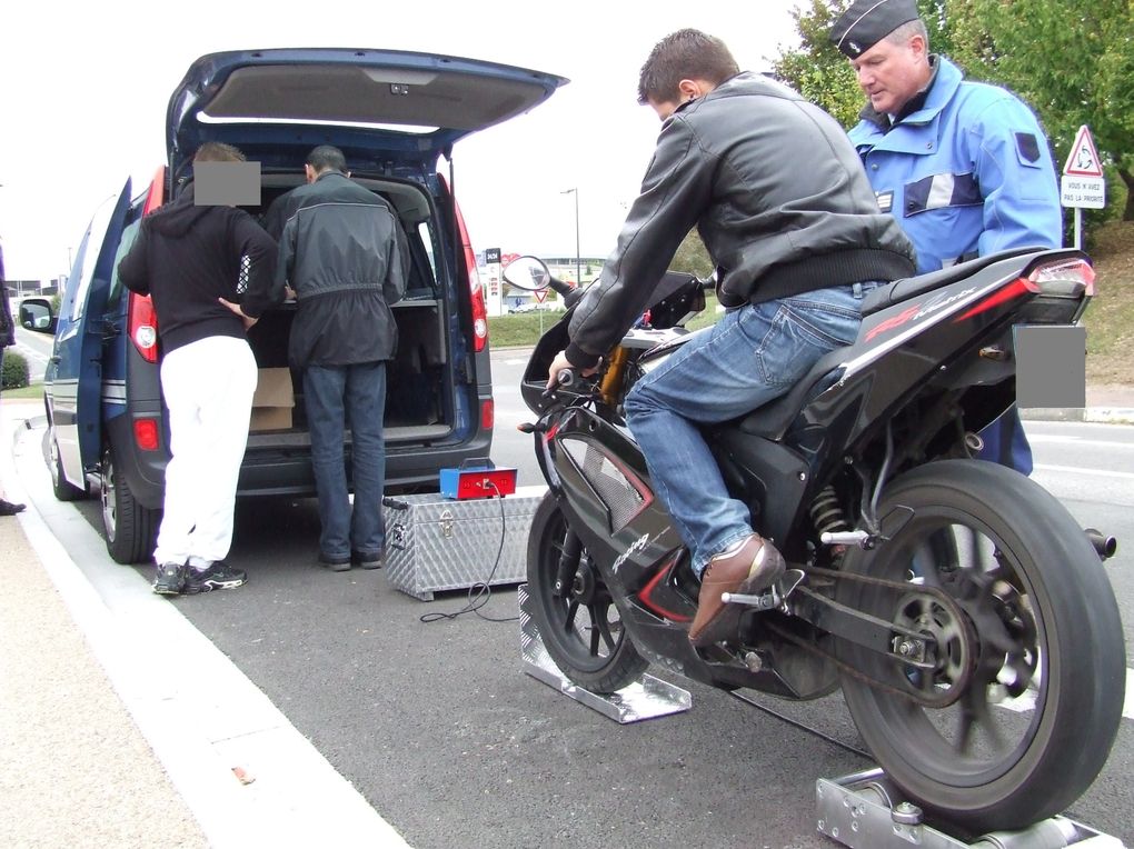 Rue Georges-Texier, la BMO de Saintes a organisé un contrôle au curvimètre des scooters et cyclomoteurs à la sortie des lycéens. Neuf engins sur dix roulaient en infraction...