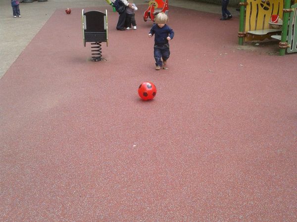 On a acheté un ballon rouge, mais tout ballon marche avec J.!