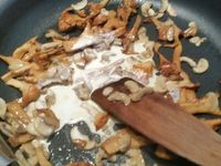3 - Pendant la cuisson des feuilles de brick, mettre un filet d'huile d'olive dans une poêle ou un wok, attendre qu'elle soit bien chaude et y jeter les champignons, ne pas remuer de suite. Laisser bien saisir pendant 1 bonne minute, mélanger et laisser cuire pendant 3 à 4 mn. Assaisonner de sel, de poivre, ajouter un peu de thym frais. Déglacer au Noilly Prat et finir en versant la crème liquide. Laisser mijoter 2 à 3 mn. Retirer du feu et réserver. 
