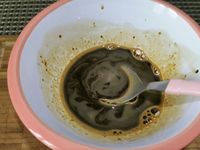2 - Mettre votre four à préchauffer th 6 (180°). Dans un bol avec un fond d'eau tiède (7 cuil. à soupe), délayer le café soluble, mélanger, puis y ajouter la confiture de lait. Battre au fouet, incorporer les 4 jaunes d'oeufs et mélanger à nouveau au fouet.