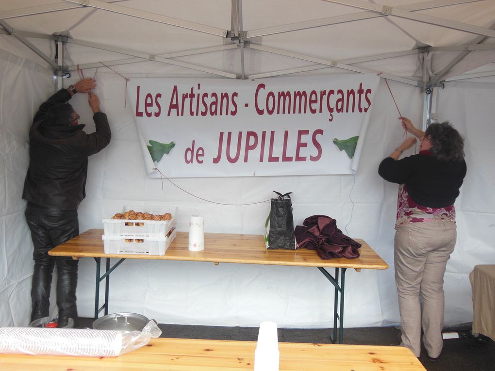 Vin chaud et chouquettes offerts par les Artisans et Commerçants : organisateurs de cette manifestation