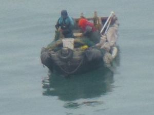 Pêcheurs chinois dans le port, devant le BOUGAINVILLE. Photo prise de la passerelle