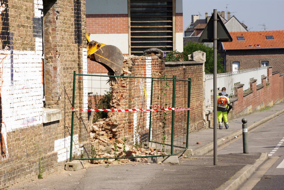 Destruction du mur du Colonel