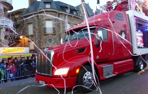 Défilé de la remise des trophées du Vendée Globe : Le Camion américain et les skippers
