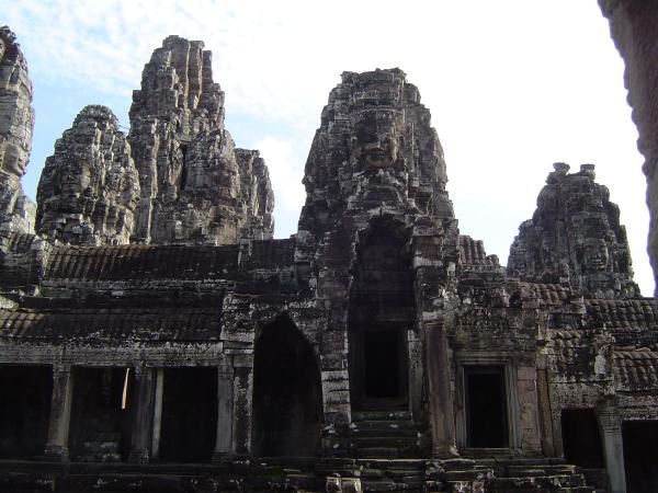 Très petit apperçu de notre été 2006 sur l'incroyable site d'angkor. Toujours les fameux marchés de Phnom Penh.Enfin Sihanoukville et ses plages desertes.