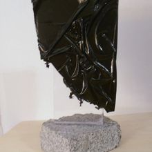 Une petite sculpture (maquette) dans la série "Black Polyéthylène"