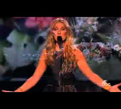 L'hommage de Céline Dion pour les victimes de Paris  aux American Music Awards 2015