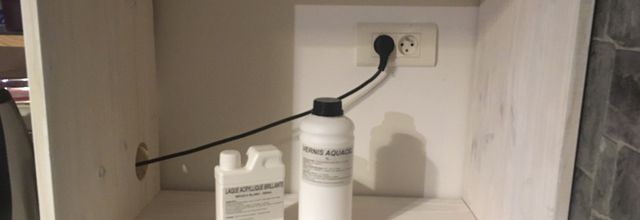 Comment réaliser une étagère de cuisine en résine et vernis acrylique ?