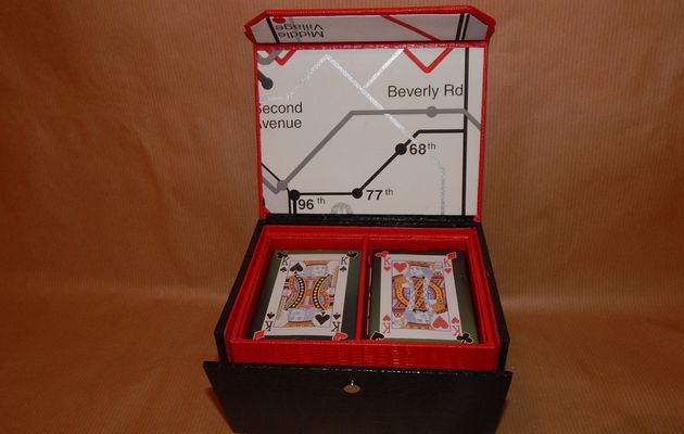 Boite de rangement pour jeu de carte.