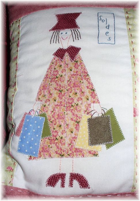 Avec Agnès, nous nous sommes lancées un défi pour 2010 : réaliser chaque mois un coussin avec une des grilles d'Annie Downs de Hatched and Patched.