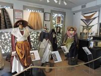 Quelques costumes Provençaux dans le sas du Musée